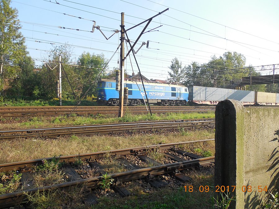 Byk (ET 22) z PKP Cargo na czele długiego składu kontenerów