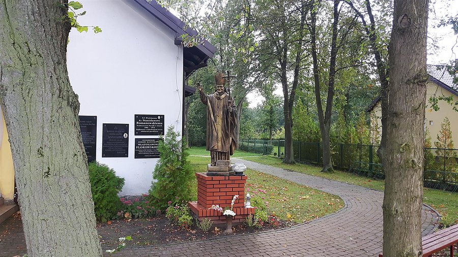 Jan Paweł II przed kościołem w Wierszach
