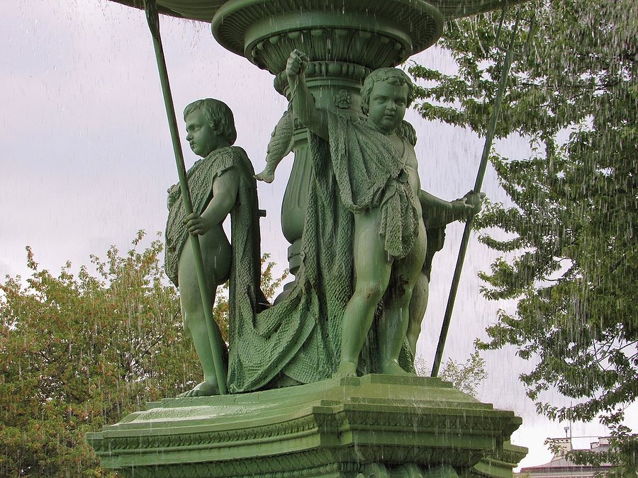 Fontanna przed kinem Muranów