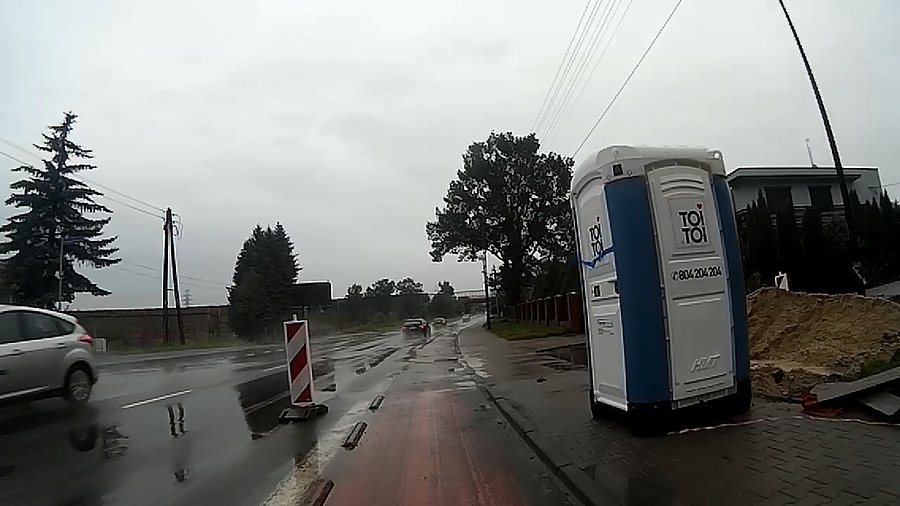 Przydrożny kibelek ;)