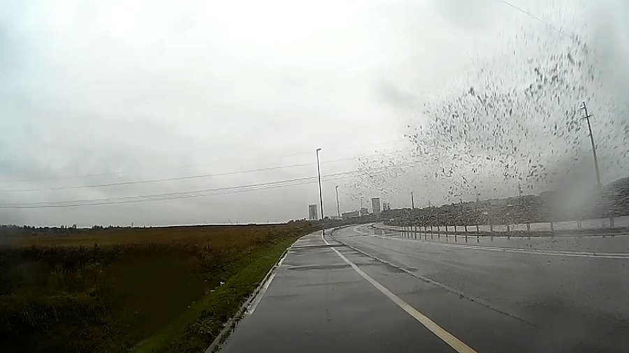 Ułamek sekundy później chlusnęła na mnie woda