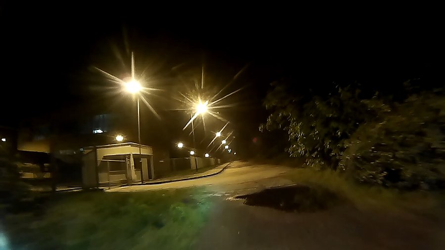 Kompletna ciemnica, dobrze, że oświetlenie uliczne działa