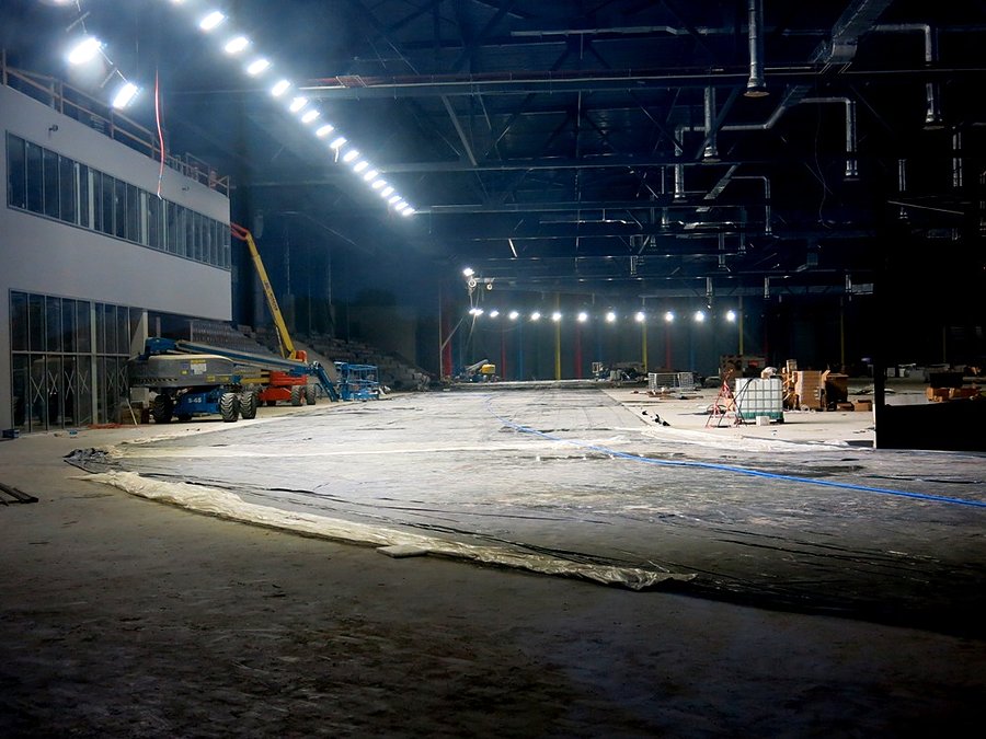 Oświetlone wnętrze hali lodowej