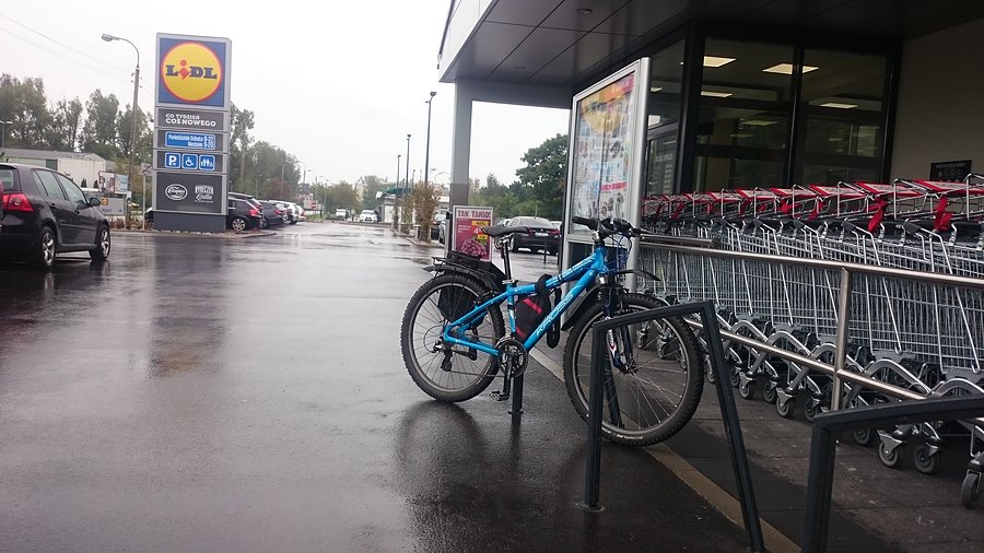 Nowe stojaki w Lidlu - Biedra też się dorobiła nowych stojaków - takich jak miał kiedyś Lidl