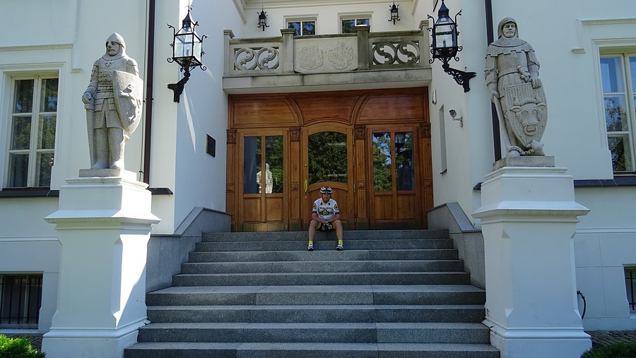 Przed wejściem głównym. Pałac Hotel Sulisław