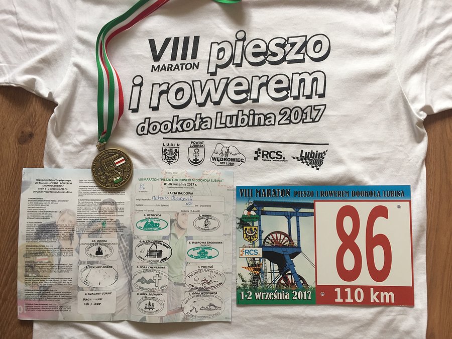 Koszulka, numer startowy i pieczątki z VIII MDL