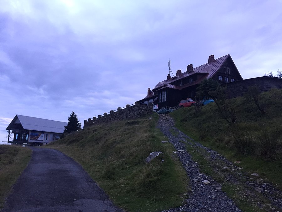 Schronisko Stóg Izerski wieczorem