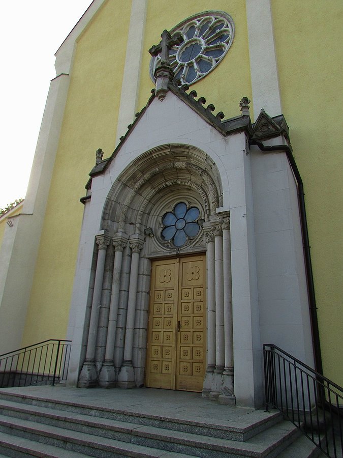 Portal kościoła Bródnowskiego - pamiątka po mauzoleum hr. Przeździeckich
