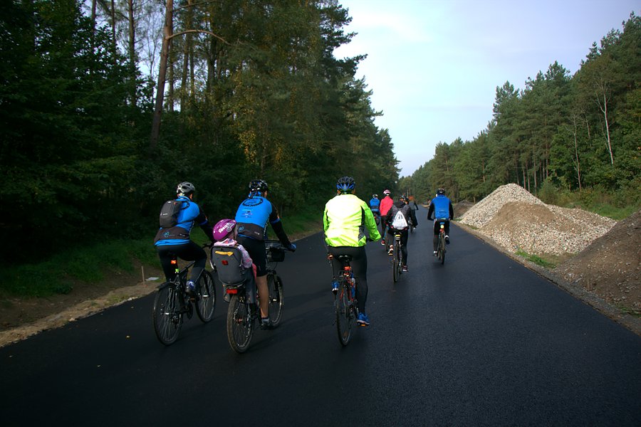 Próbujemy nowy asfalt na drodze 142