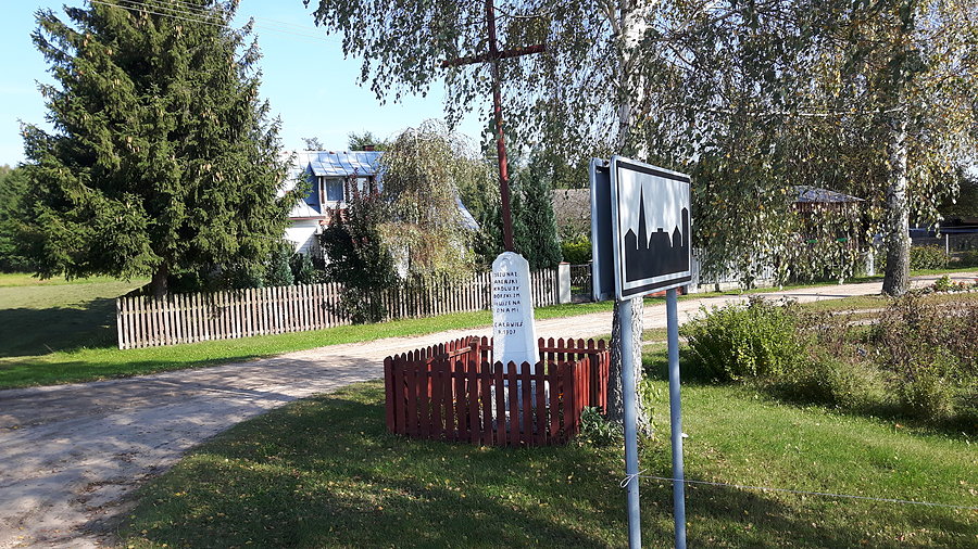 Przydrożny krzyż we wsi Brodki