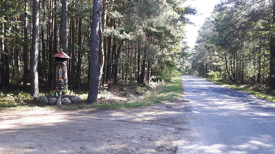 Kapliczka z pnia drzewa