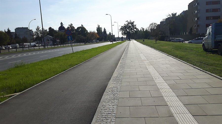 Nowa droga na Powsińskiej, w tle Kościół Bernardynów