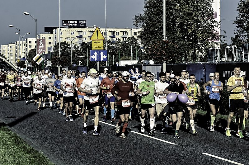 Podobno ponad 2000 ludzi biegło na dystansie 42,195 km, a ponad 6000 osób na wszystkich dystansach