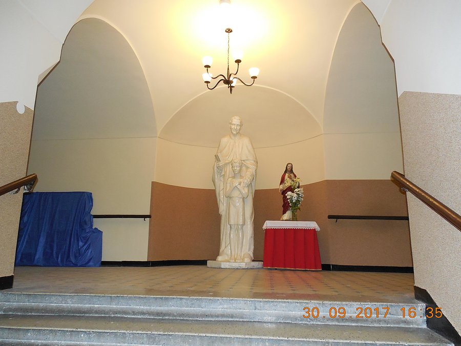 Figura Świętego Jana Bosko na korytarzu