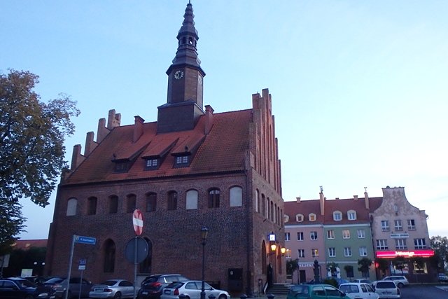 Ratusz i rynek w Morągu w świetle zachodzącego słońca