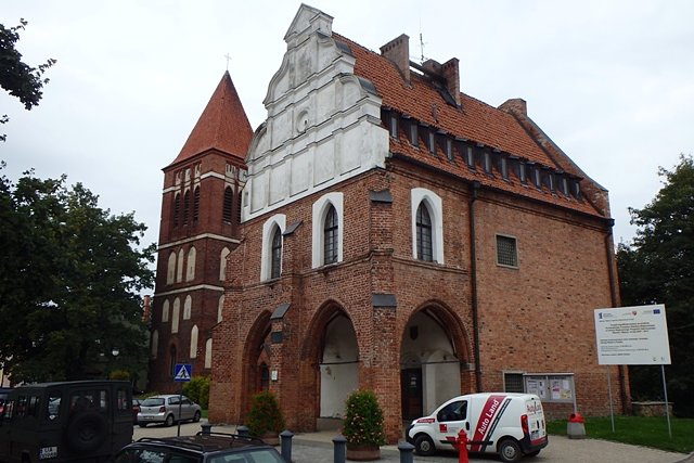 Pasłęk - ratusz oraz wieża kościoła p.w. Świętego Bartłomieja