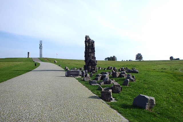 Na pierwszym planie pozostałości krakowskiego Pomnika Grunwaldzkiego, na drugim Grunwaldzki Pomnik Zwycięstwa
