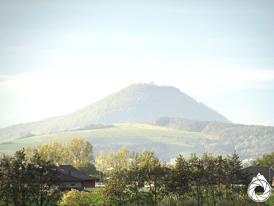 Kapusanski hrad w oddali