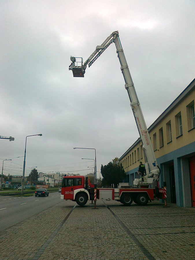 Straż sprawdza podnośnik