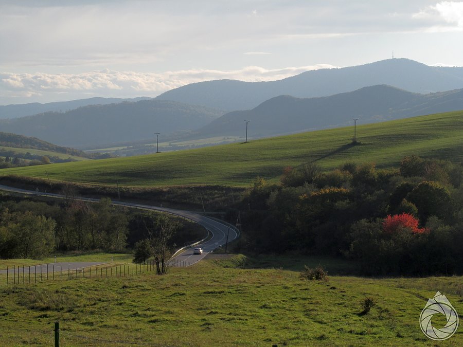 Stebnicka Magura ładnie góruje nad dolinką