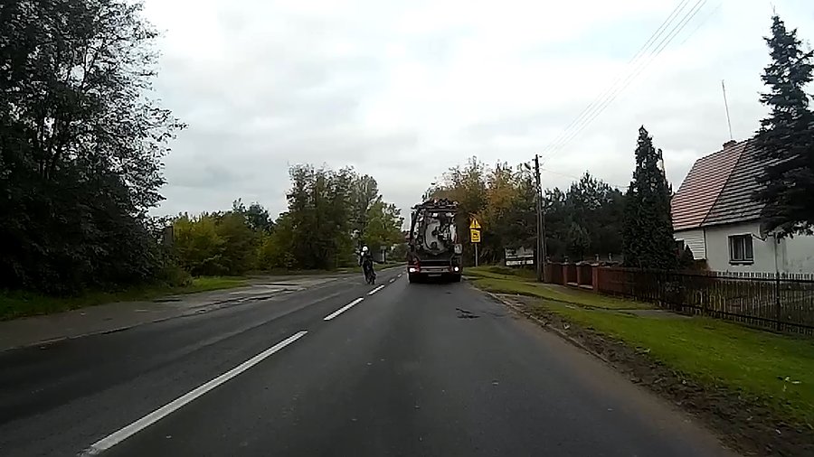 Jakiś rowerzysta samobójca, zaczął wyprzedzać samochód gdy ten migał w lewo