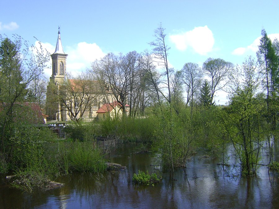 Wysoka woda na Czarnej Malenieckiej w Dąbrowie nad Czarną