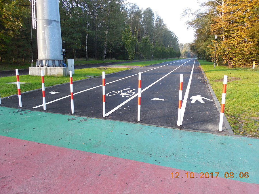 Słupki na środku pasów