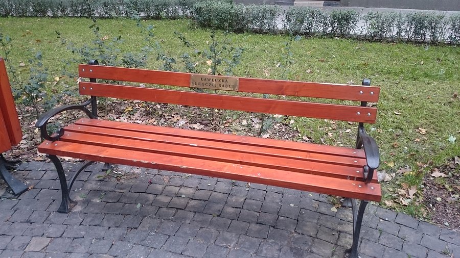 Urocza ławeczka przy piekarni z pączusiami