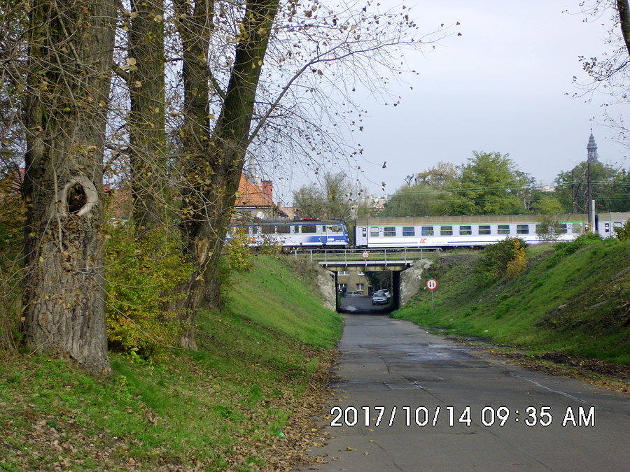 TLK48102 SZKUNER Katowice-Kołobrzeg podąża w stronę stacji w Bytomiu przez mostek nad ulicą Dojazd