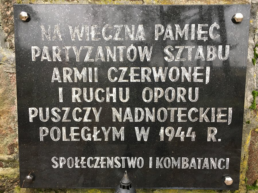 Tablica na pomniku