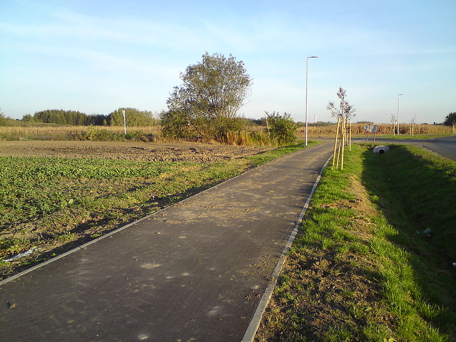Już traktory rozjeżdżają ścieżkę pieszo-rowerową