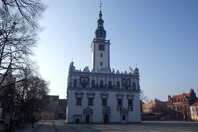 Chełmiński ratusz w walentynkowej oprawie