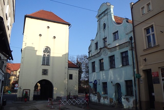 Zabytkowa kamienica i Brama Grudziądzka