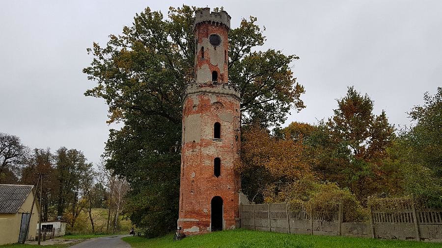 Warszyn (niem. Warsin) XIX-wieczna wieża widokowa z rozebranego, starego pałacu przy drodze