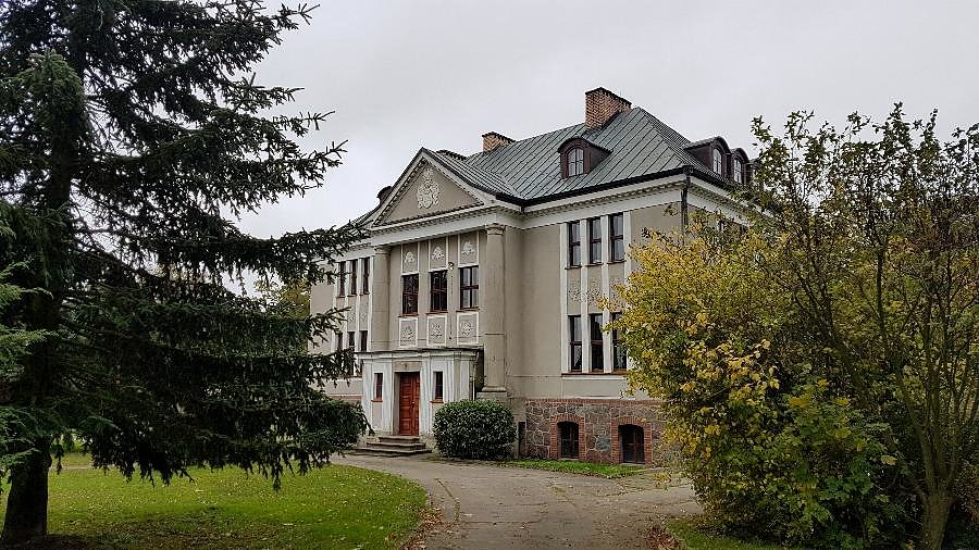 Warszyn (niem. Warsin) Pseudoklasycystyczny pałac z pocz. XX w
