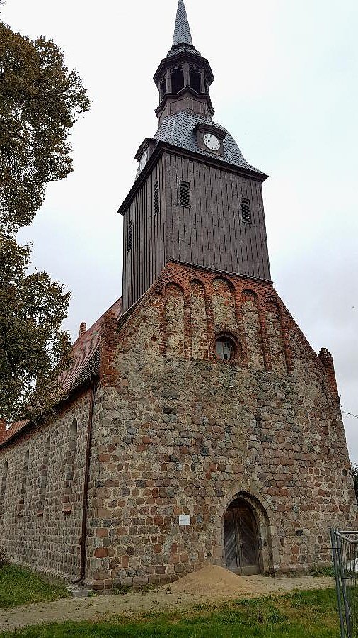 Warszyn (niem. Warsin) Kościół filialny p.w. św. Antoniego