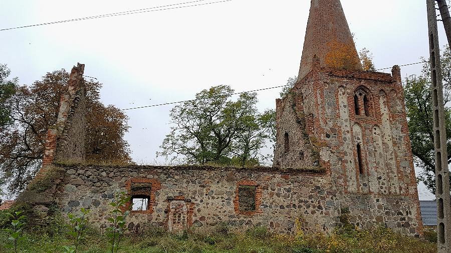 Płońsko (niem: Plönzig) Ruiny zabytkowego kościoła z XV wieku