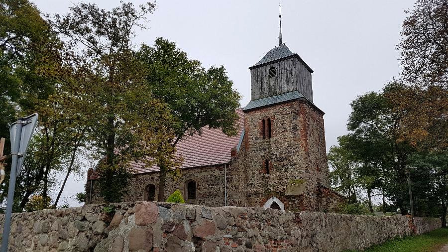 Kłodzino (niem. Kloxin) Kościół filialny p.w. św. Antoniego z XIII wieku