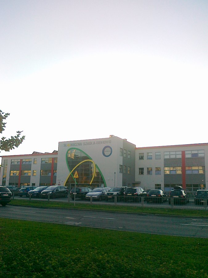 Słońce zachodzi za Słoneczną szkołą przy Zachodzącego Słońca