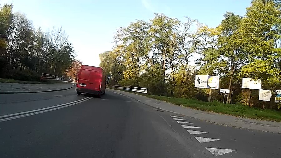 Głupek wyprzedzający na łuku na podwójnej ciągłej
