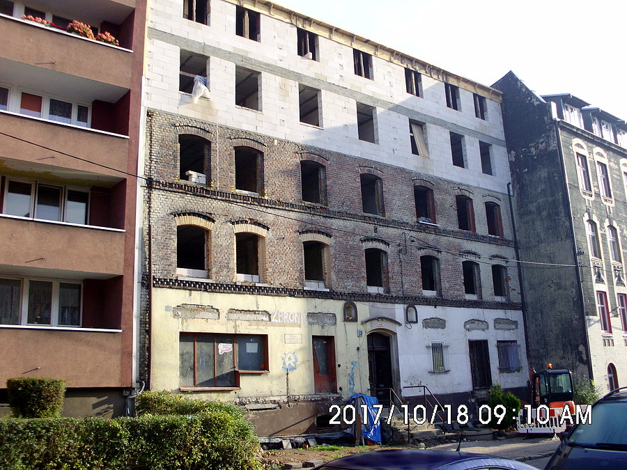 Nadbudowywanie kamienicy przy ulicy Wyzwolenia 67 w Świętochłowicach