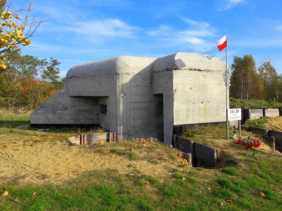 Schron na wzgórzu 296,6 III