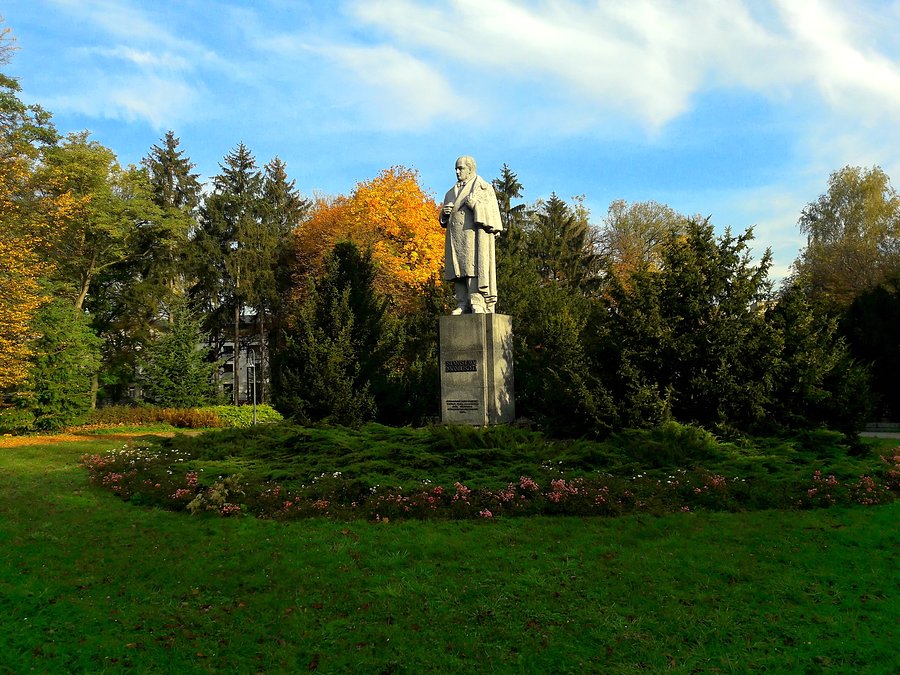 Jesień w Parku 3 Maja I. Pomnik Moniuszki