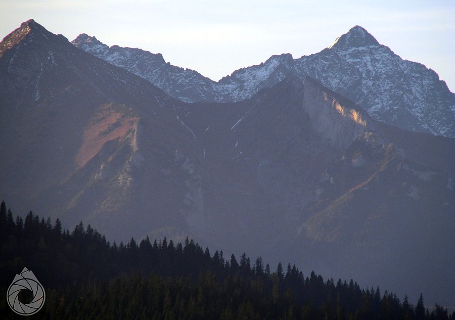 Lekko zaśnieżone Tatry Wysokie wychylają się zza Bielskich