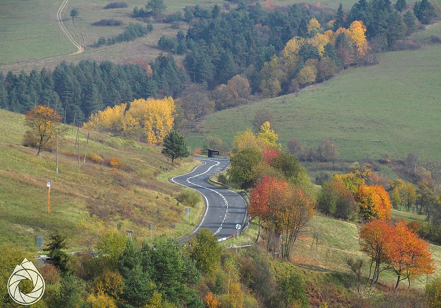 Pofalowany zjazd z sedla Vabec