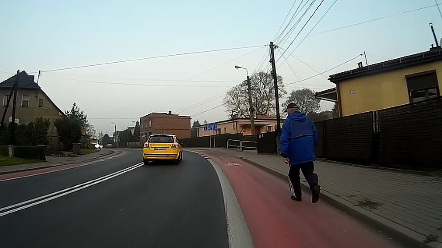 Na chodniku się chyba nie mieścił