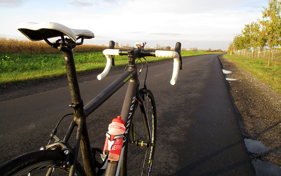 Rasowy MTB-owiec wybrał się na szoskę. Znak rozpoznawczy - brudna sztyca :)