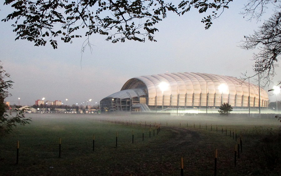 Przystadionowy klimacik w trakcie zachodzącego słońca i parującej glebki