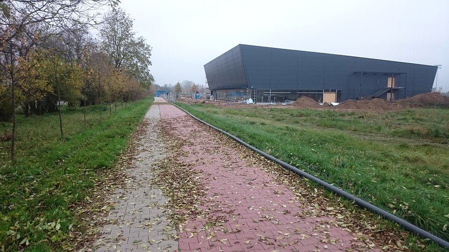 Hala sportowa przed Kaputami