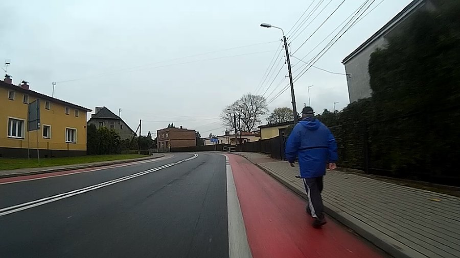 Hmmm... ma takie hobby by chodzić po DDRkach? Spotykam go już któryś raz w tym miejscu